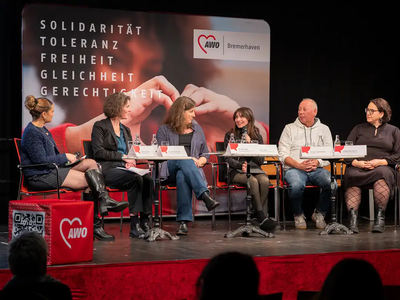 © AWO Bremerhaven / Simone Hryzyk Die Podiumsteilnehmer auf der Bühne | © AWO Bremerhaven / Simone Hryzyk